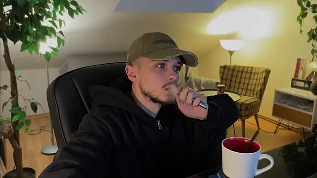 Snapshot of naked_psy chatting on 11.14.25 naked psy online show from 11.14.25