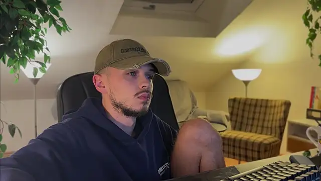 Snapshot of naked_psy chatting on 11.15.25 naked psy online show from 11.15.25