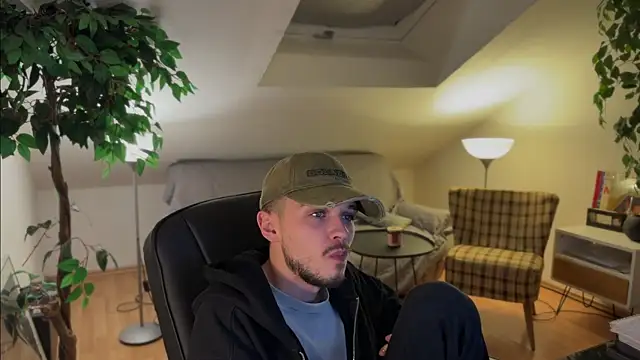 Snapshot of naked_psy chatting on 11.18.25 naked psy online show from 11.18.25