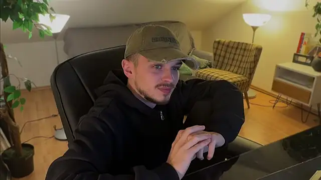 Snapshot of naked_psy chatting on 11.22.25 naked psy online show from 11.22.25