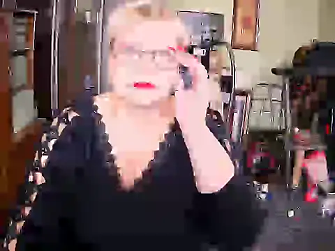 Snapshot of LOLA8888 chatting on 10.12.25 LOLA8888 online show from 10.12.25