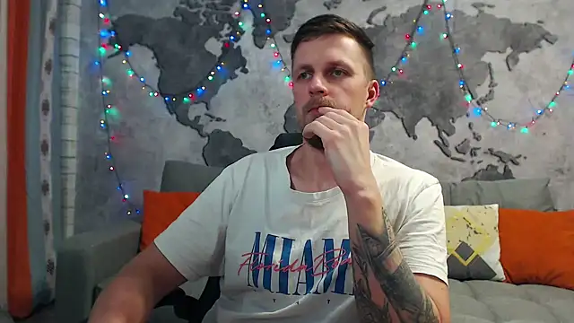 Snapshot of VikingChrisss chatting on 12.21.24 VikingChrisss online show from 12.21.24