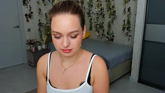 Snapshot of MiracleCurly chatting on 09.28.25 MiracleCurly online show from 09.28.25