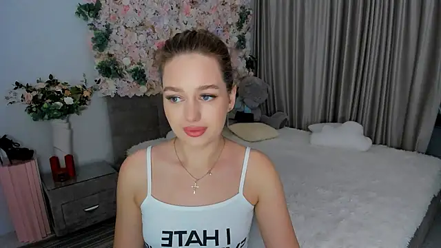 Snapshot of MiracleCurly chatting on 10.01.25 MiracleCurly online show from 10.01.25