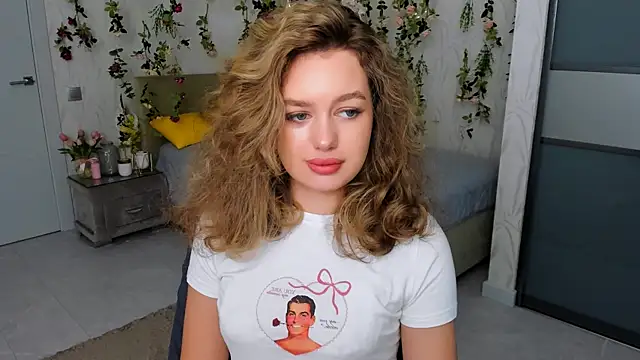 Snapshot of MiracleCurly chatting on 10.24.25 MiracleCurly online show from 10.24.25