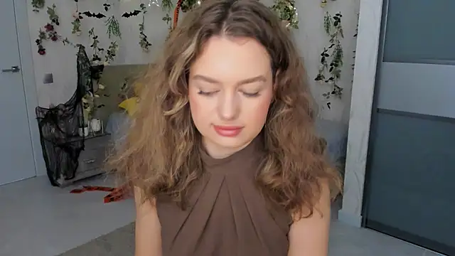 Snapshot of MiracleCurly chatting on 10.30.25 MiracleCurly online show from 10.30.25