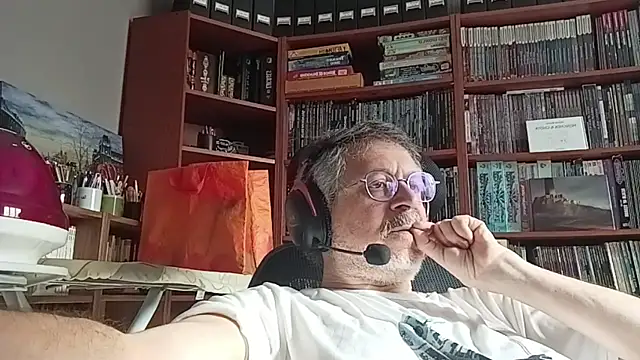 Snapshot of Mandra_is_a_whore chatting on 10.22.25 Mandra is a whore online show from 10.22.25