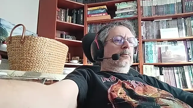 Snapshot of Mandra_is_a_whore chatting on 10.24.25 Mandra is a whore online show from 10.24.25