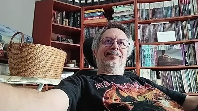 Snapshot of Mandra_is_a_whore chatting on 10.25.25 Mandra is a whore online show from 10.25.25