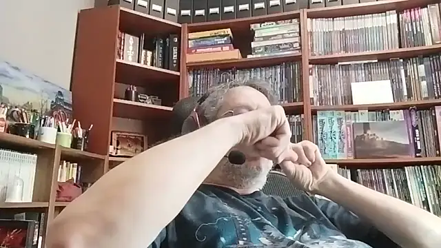 Snapshot of Mandra_is_a_whore chatting on 10.28.25 Mandra is a whore online show from 10.28.25