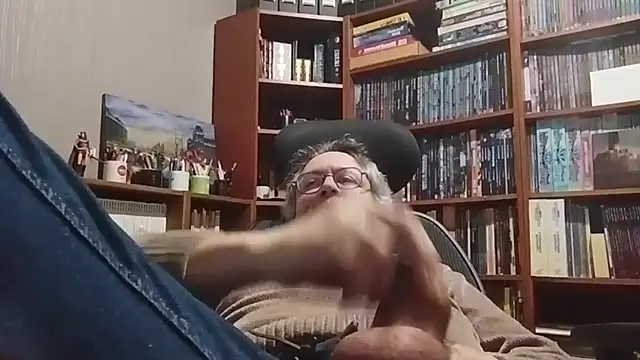 Snapshot of Mandra_is_a_whore chatting on 10.31.25 Mandra is a whore online show from 10.31.25