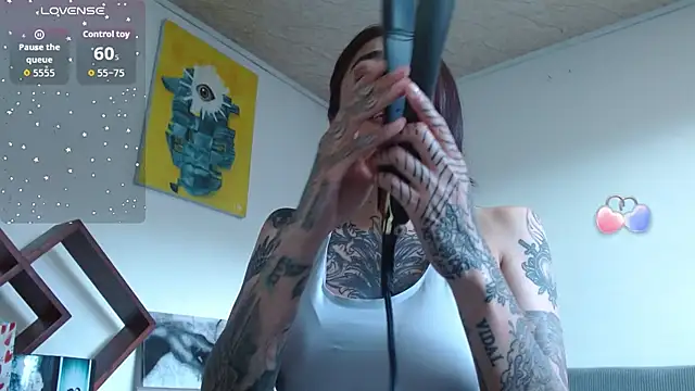 Snapshot of ZoeBakers_ chatting on 10.04.25 ZoeBakers online show from 10.04.25