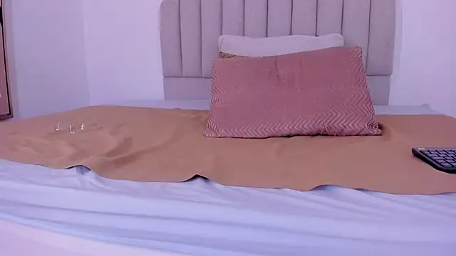 Snapshot of sarita_duque chatting on 09.30.25 sarita duque online show from 09.30.25