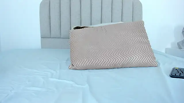 Snapshot of sarita_duque chatting on 10.27.25 sarita duque online show from 10.27.25