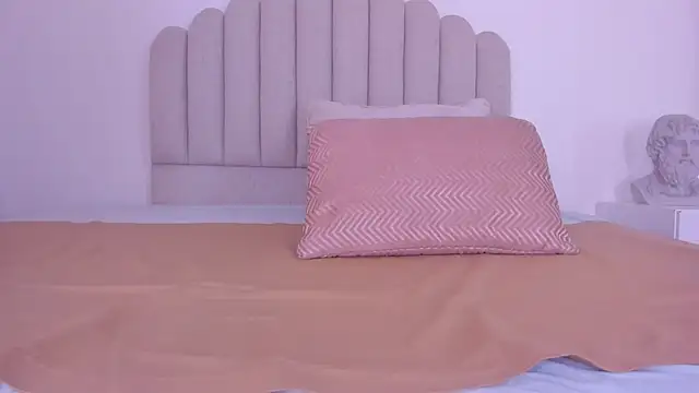 Snapshot of sarita_duque chatting on 10.30.25 sarita duque online show from 10.30.25