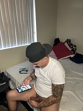 Snapshot of PeterGrandee chatting on 10.08.25 PeterGrandee online show from 10.08.25