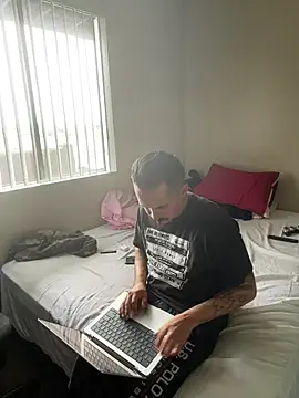 Snapshot of PeterGrandee chatting on 10.10.25 PeterGrandee online show from 10.10.25