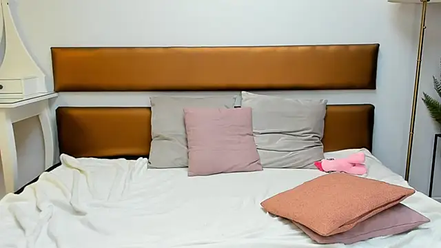 Snapshot of MissYvie chatting on 01.13.25 MissYvie online show from 01.13.25