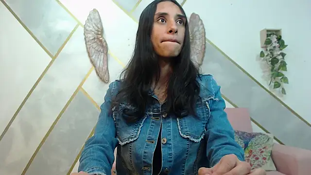 Snapshot of RoxanaCyrano_ chatting on 10.13.25 RoxanaCyrano online show from 10.13.25