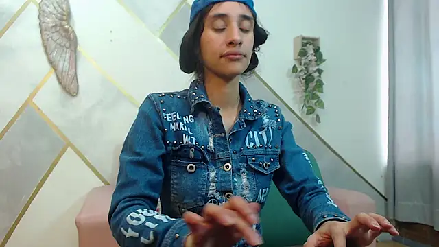 Snapshot of RoxanaCyrano_ chatting on 10.21.25 RoxanaCyrano online show from 10.21.25