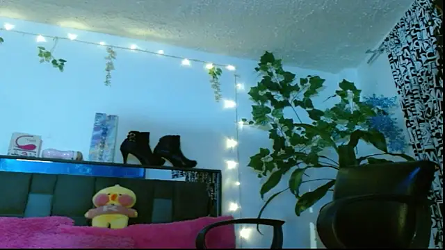 Snapshot of DULCE_ZOE chatting on 02.03.25 DULCE ZOE online show from 02.03.25