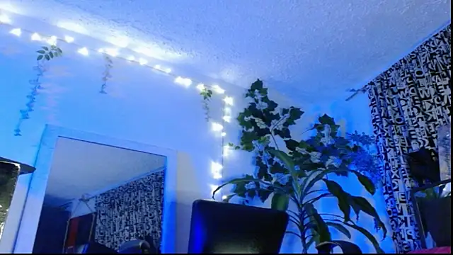 Snapshot of DULCE_ZOE chatting on 02.06.25 DULCE ZOE online show from 02.06.25