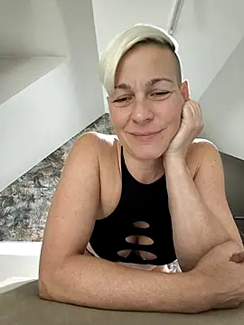 Snapshot of DarleenHot chatting on 10.02.25 DarleenHot online show from 10.02.25