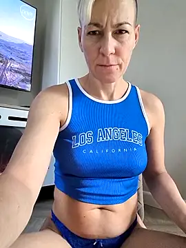 Snapshot of DarleenHot chatting on 10.03.25 DarleenHot online show from 10.03.25