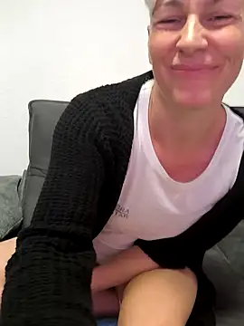 Snapshot of DarleenHot chatting on 10.21.25 DarleenHot online show from 10.21.25