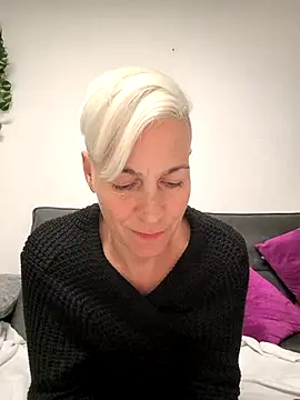 Snapshot of DarleenHot chatting on 10.24.25 DarleenHot online show from 10.24.25