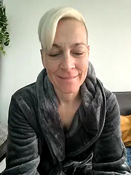 Snapshot of DarleenHot chatting on 10.25.25 DarleenHot online show from 10.25.25