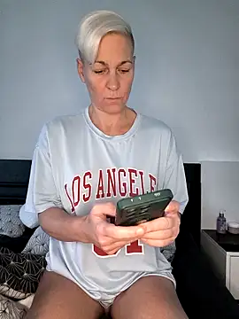 Snapshot of DarleenHot chatting on 10.27.25 DarleenHot online show from 10.27.25