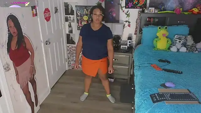 Snapshot of temptressbeauty24 chatting on 10.11.25 temptressbeauty24 online show from 10.11.25