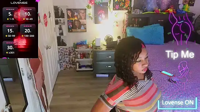 Snapshot of temptressbeauty24 chatting on 10.20.25 temptressbeauty24 online show from 10.20.25