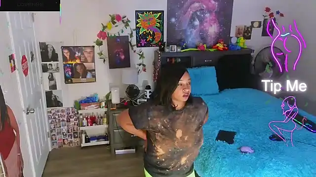 Snapshot of temptressbeauty24 chatting on 10.22.25 temptressbeauty24 online show from 10.22.25