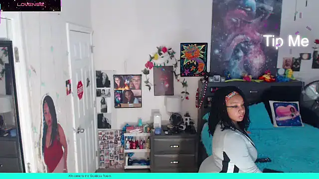 Snapshot of temptressbeauty24 chatting on 11.05.25 temptressbeauty24 online show from 11.05.25