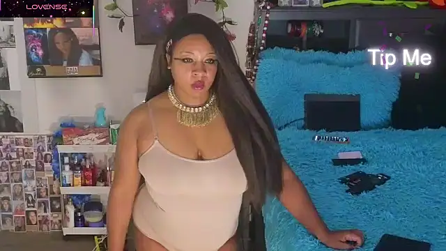 Snapshot of temptressbeauty24 chatting on 11.10.25 temptressbeauty24 online show from 11.10.25