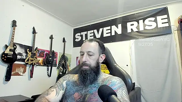 Snapshot of StevenRiseNYC chatting on 09.28.25 StevenRiseNYC online show from 09.28.25