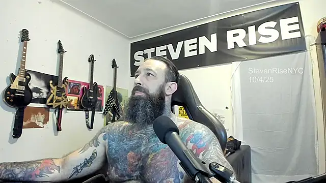 Snapshot of StevenRiseNYC chatting on 10.05.25 StevenRiseNYC online show from 10.05.25