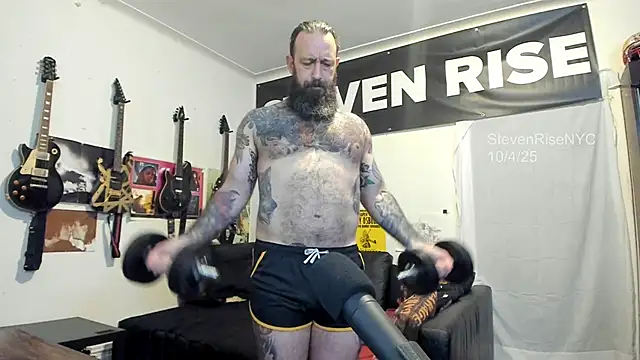 Snapshot of StevenRiseNYC chatting on 10.06.25 StevenRiseNYC online show from 10.06.25