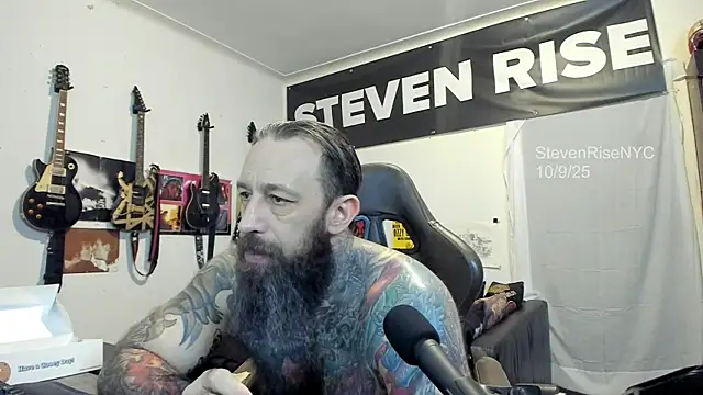 Snapshot of StevenRiseNYC chatting on 10.10.25 StevenRiseNYC online show from 10.10.25