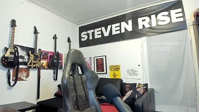 Snapshot of StevenRiseNYC chatting on 10.13.25 StevenRiseNYC online show from 10.13.25