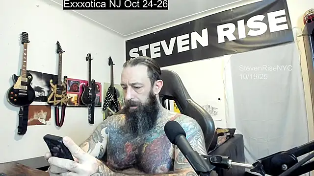 Snapshot of StevenRiseNYC chatting on 10.19.25 StevenRiseNYC online show from 10.19.25