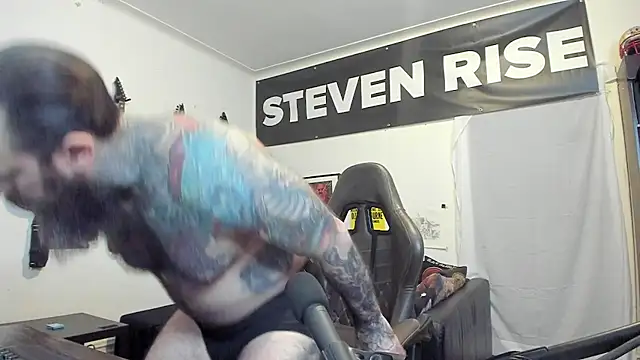 Snapshot of StevenRiseNYC chatting on 10.28.25 StevenRiseNYC online show from 10.28.25