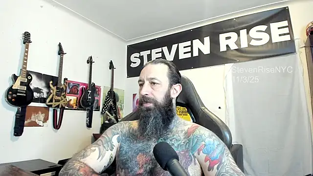 Snapshot of StevenRiseNYC chatting on 11.03.25 StevenRiseNYC online show from 11.03.25