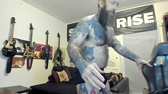 Snapshot of StevenRiseNYC chatting on 11.04.25 StevenRiseNYC online show from 11.04.25