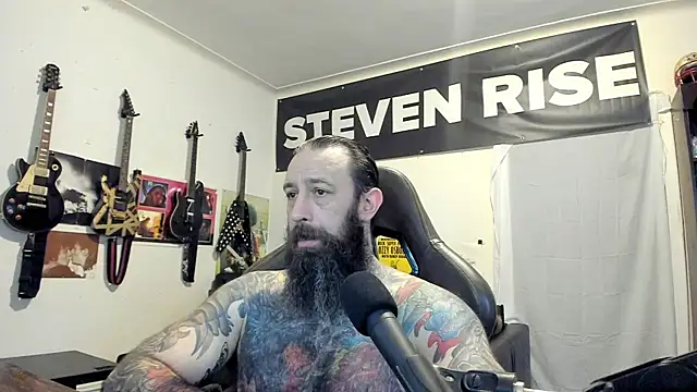 Snapshot of StevenRiseNYC chatting on 11.04.25 StevenRiseNYC online show from 11.04.25