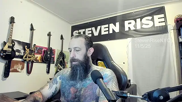 Snapshot of StevenRiseNYC chatting on 11.05.25 StevenRiseNYC online show from 11.05.25