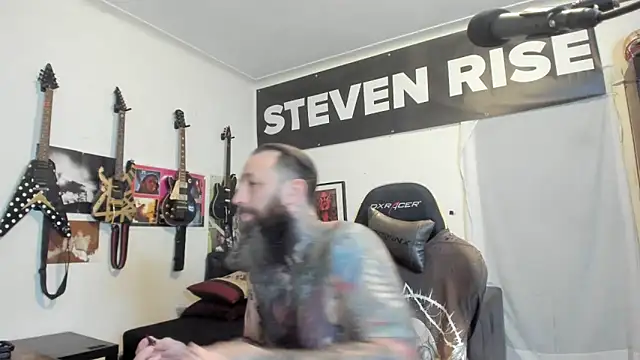 Snapshot of StevenRiseNYC chatting on 04.28.26 StevenRiseNYC online show from 04.28.26