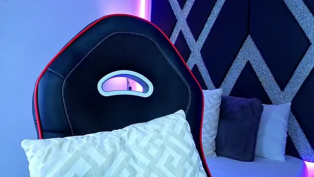 Snapshot of blonde_cat15 chatting on 10.13.25 blonde cat15 online show from 10.13.25